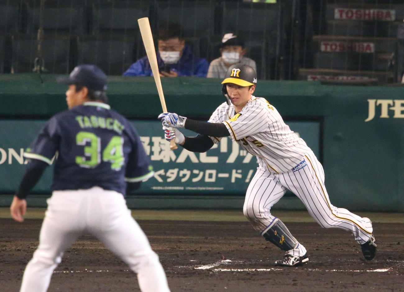 阪神対ヤクルト　6回裏阪神1死一塁、近本は右前打を放つ（撮影・上山淳一）