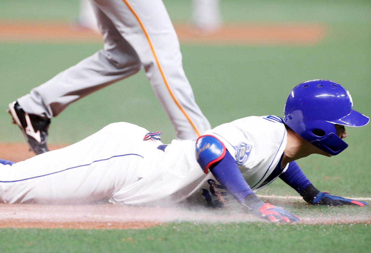 5回裏2死一、二塁、中日京田は二塁へ内野安打を放ち一塁にヘッドスライディング。マウンドから走り込む巨人畠（撮影・加藤哉）