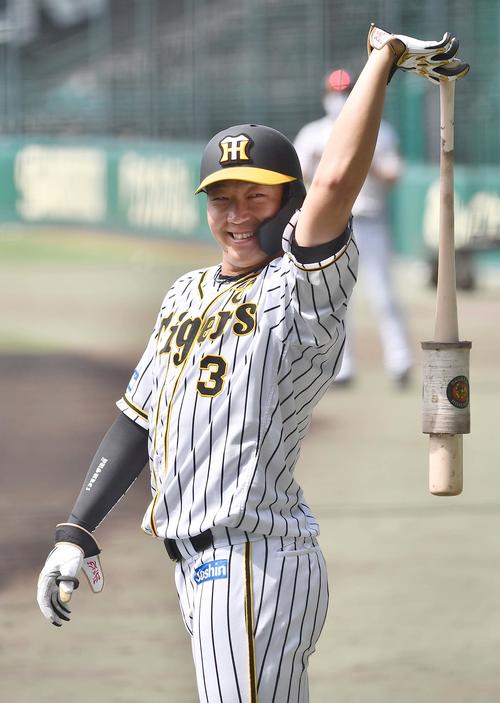 ウエスタン・リーグ阪神対広島　笑顔を見せる大山悠輔（2021年5月15日撮影）