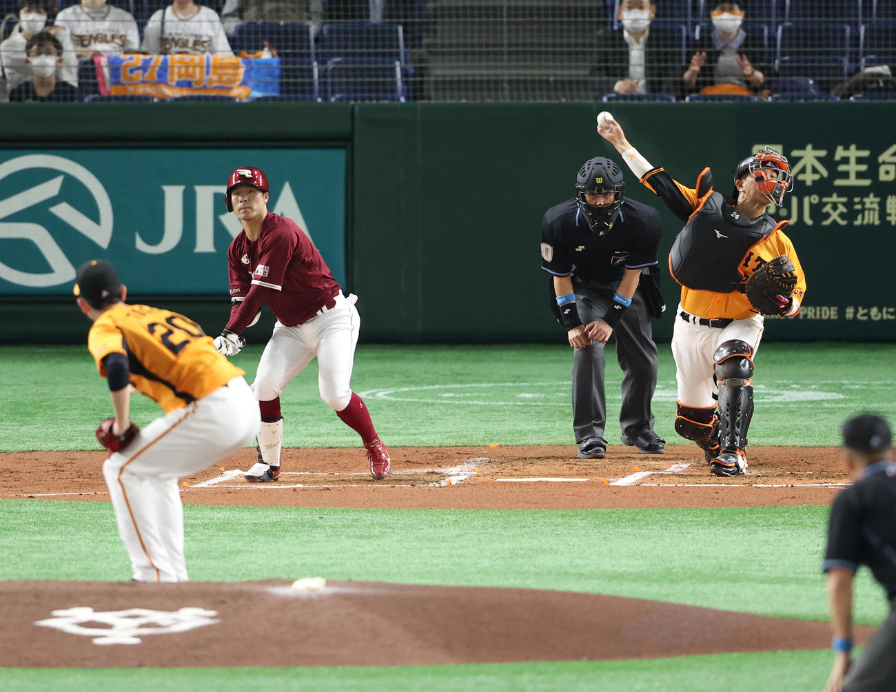 巨人対楽天　2回表楽天1死一塁、岡島の二盗を阻止する大城（撮影・河野匠）