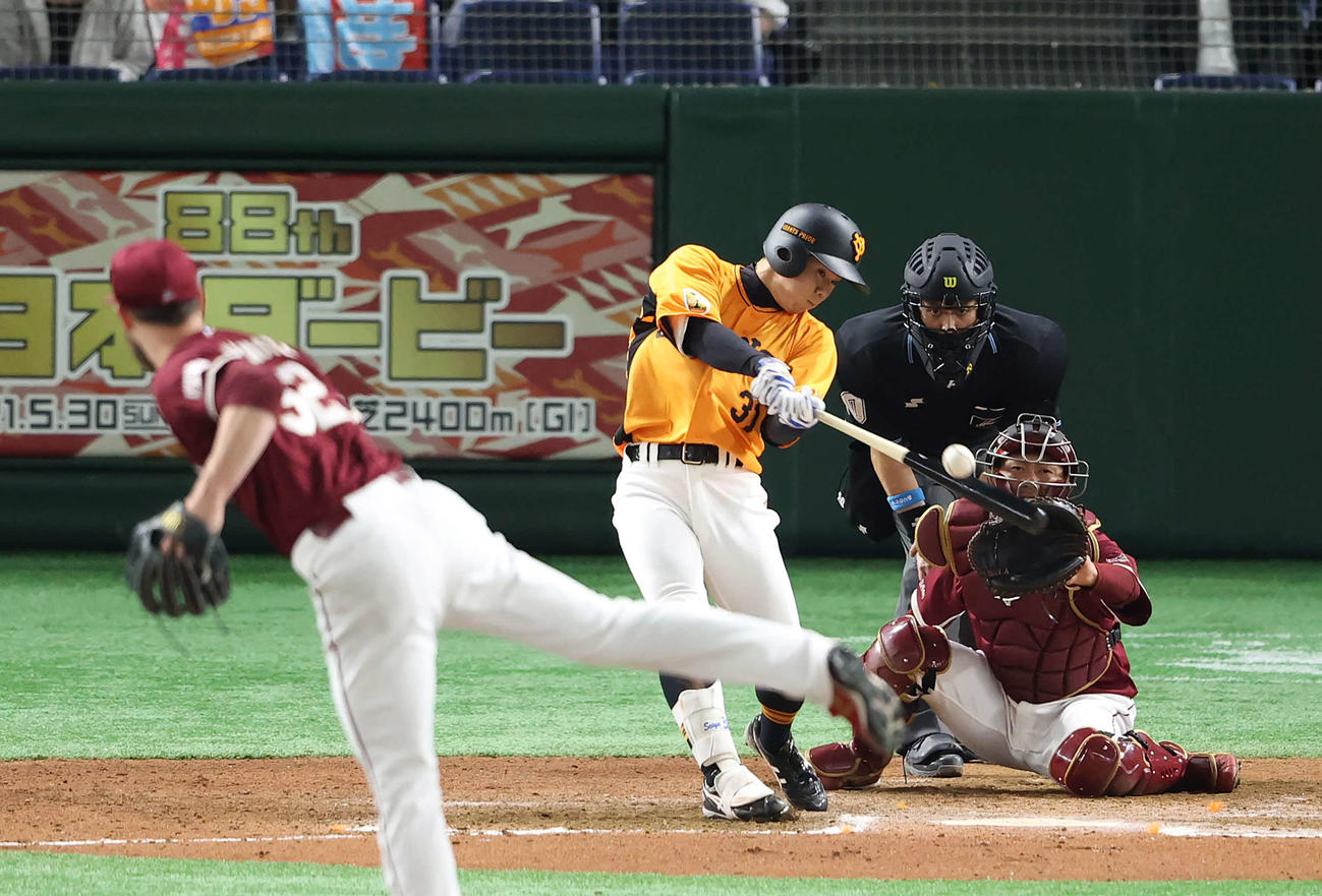 巨人対楽天　7回裏巨人2死満塁、2点適時打を放つ松原。投手ブセニッツ（撮影・河野匠）