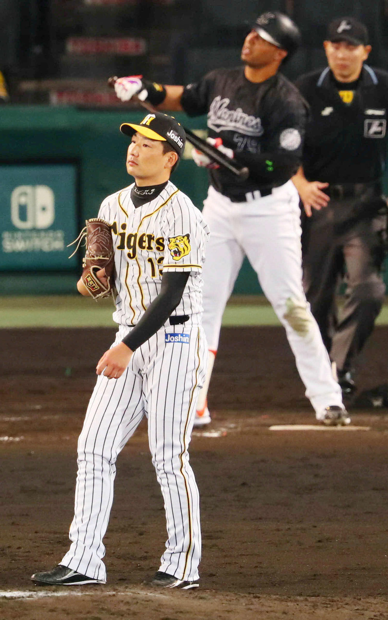 阪神対ロッテ　8回表ロッテ無死一塁、岩崎はマーティンに右越え逆転2点本塁打を浴びる（撮影・宮崎幸一）