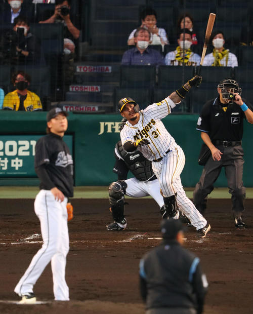 阪神対ロッテ　3回裏阪神1死一塁、マルテは中越え逆転2点本塁打を放つ（撮影・宮崎幸一）