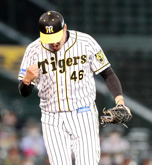 阪神対ロッテ　8回表ロッテ1死一塁、秋山は代打井上を遊ゴロ併殺に打ち取りガッツポーズ（撮影・加藤哉）