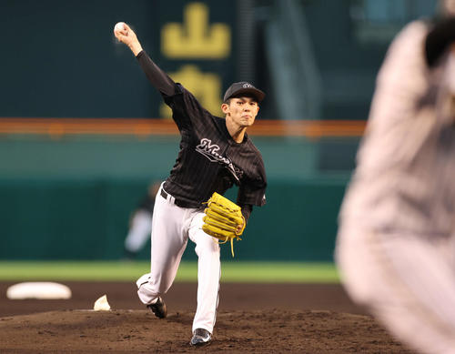 阪神対ロッテ　力投するロッテ先発の佐々木朗希（撮影・清水貴仁）