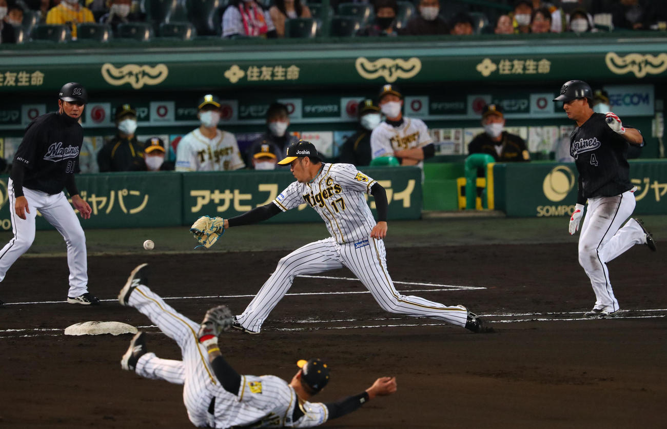 阪神対ロッテ　6回表ロッテ2死二塁、打者藤岡の打球を好捕したマルテ（下）だがカバーの岩貞に悪送球し適時失策となる（撮影・宮崎幸一）