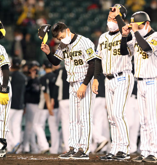 阪神対ロッテ　ロッテに敗れスタンドへあいさつする矢野監督。右は井上ヘッドコーチ（撮影・加藤哉）