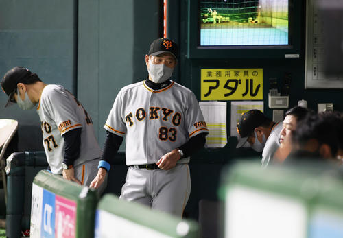 ソフトバンク対巨人　ソフトバンクに敗れ引き揚げる巨人原監督（撮影・足立雅史）