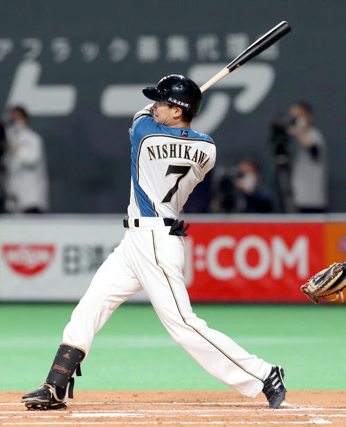 日本ハム対中日　1回裏日本ハム無死一、二塁、西川は右前打を放つ（撮影・佐藤翔太）