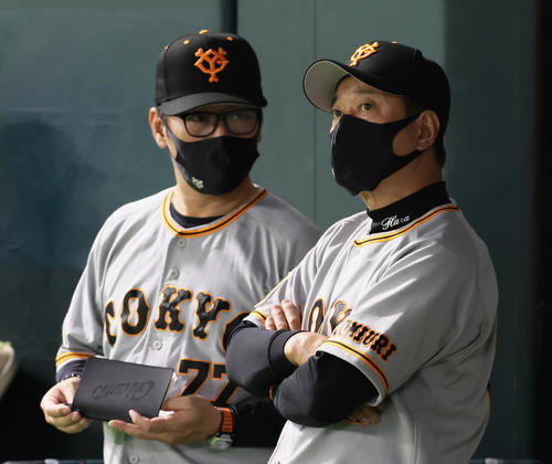 ソフトバンク対巨人　厳しい表情で試合を見つめる巨人の原監督（右）と元木コーチ（撮影・足立雅史）