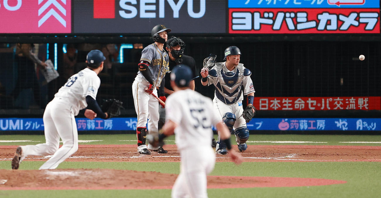西武対阪神　8回表阪神無死一塁、武隈に対し、スリーバントを失敗する中野（撮影・野上伸悟）