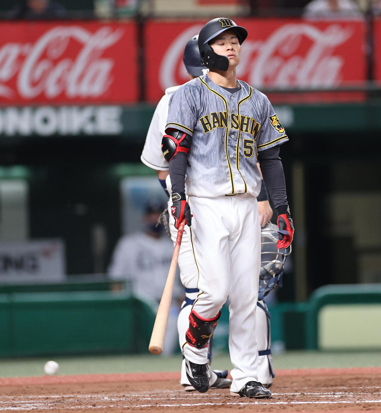 西武対阪神　8回表阪神無死一塁、スリーバント失敗で三振となる中野（撮影・清水貴仁）