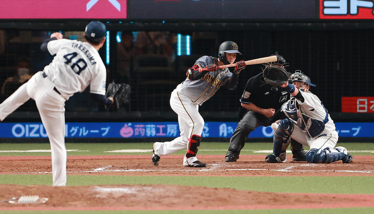 西武対阪神　8回表阪神無死一塁、武隈に対し、スリーバントを失敗する中野（撮影・野上伸悟）