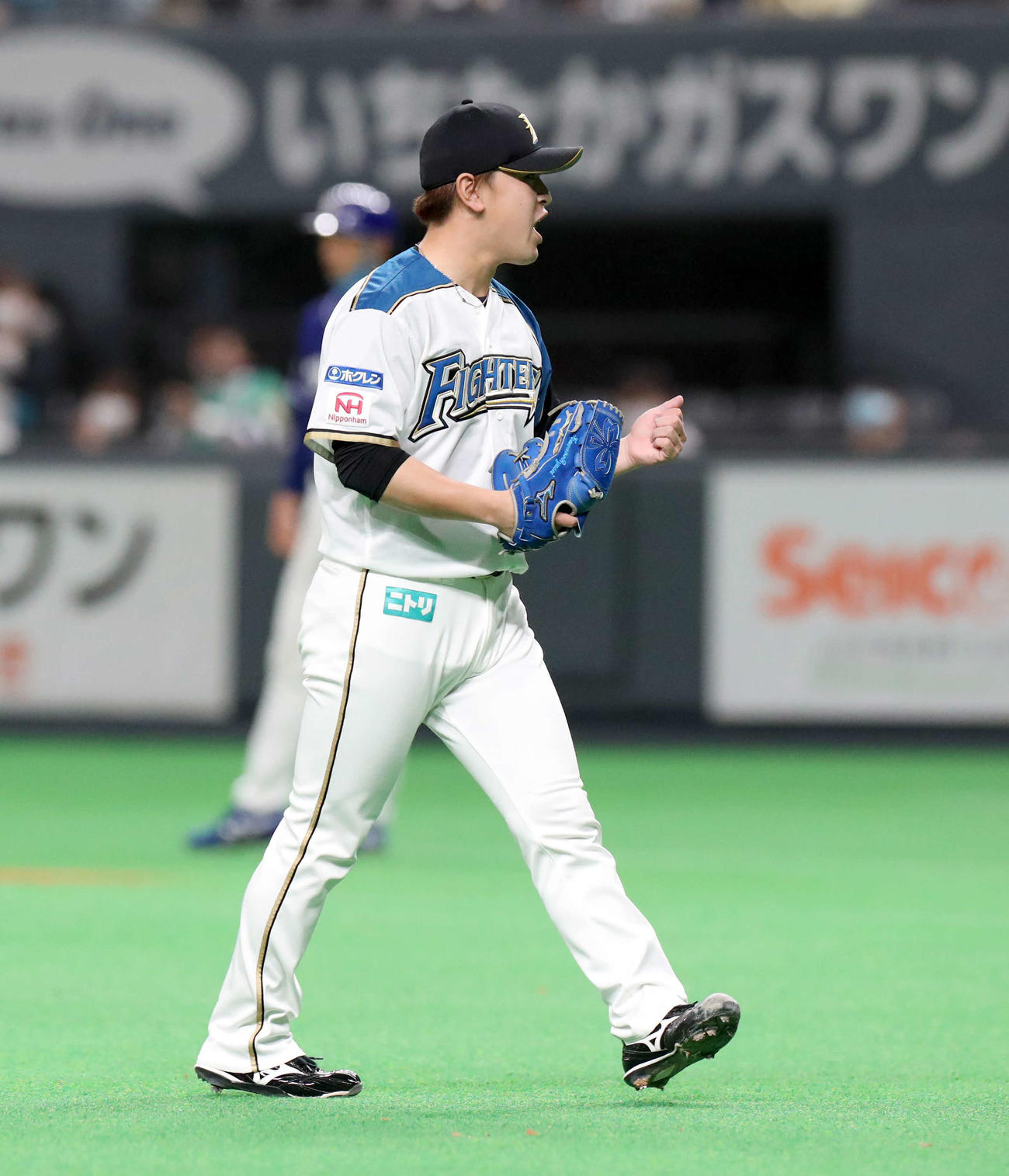 日本ハム対中日　5回表中日1死満塁、高橋周を投併殺打に仕留めガッツポーズをする日本ハム河野（撮影・佐藤翔太）