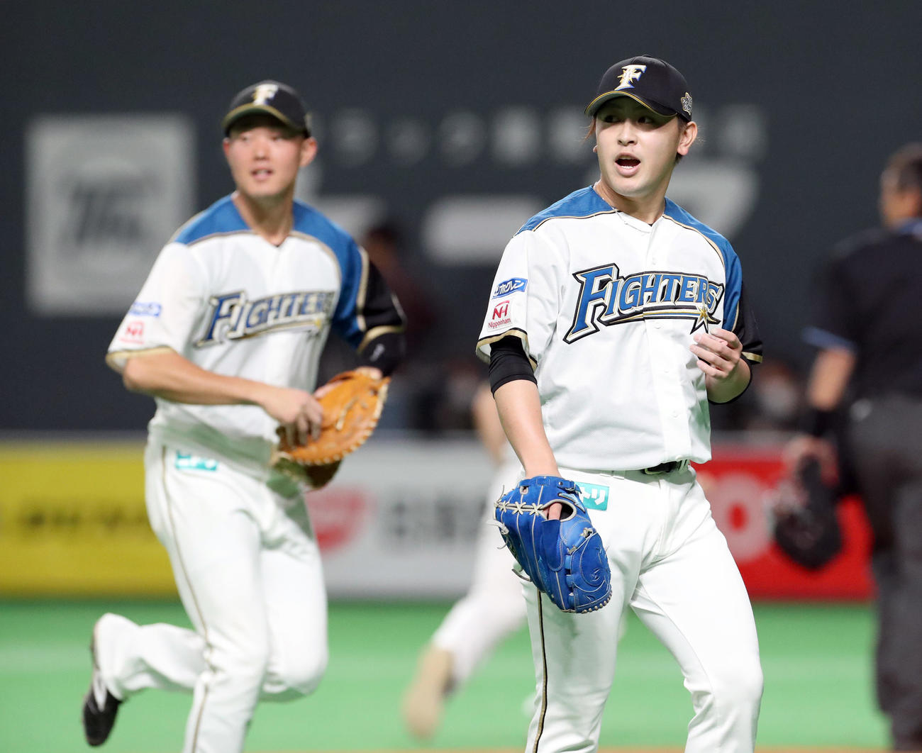日本ハム対中日　5回表中日1死満塁、高橋周を投併殺打に仕留め笑顔でベンチに戻る日本ハム河野（撮影・佐藤翔太）