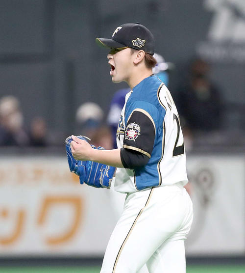 日本ハム対中日　5回表中日1死満塁、高橋周を併殺にとり叫ぶ河野（撮影・黒川智章）
