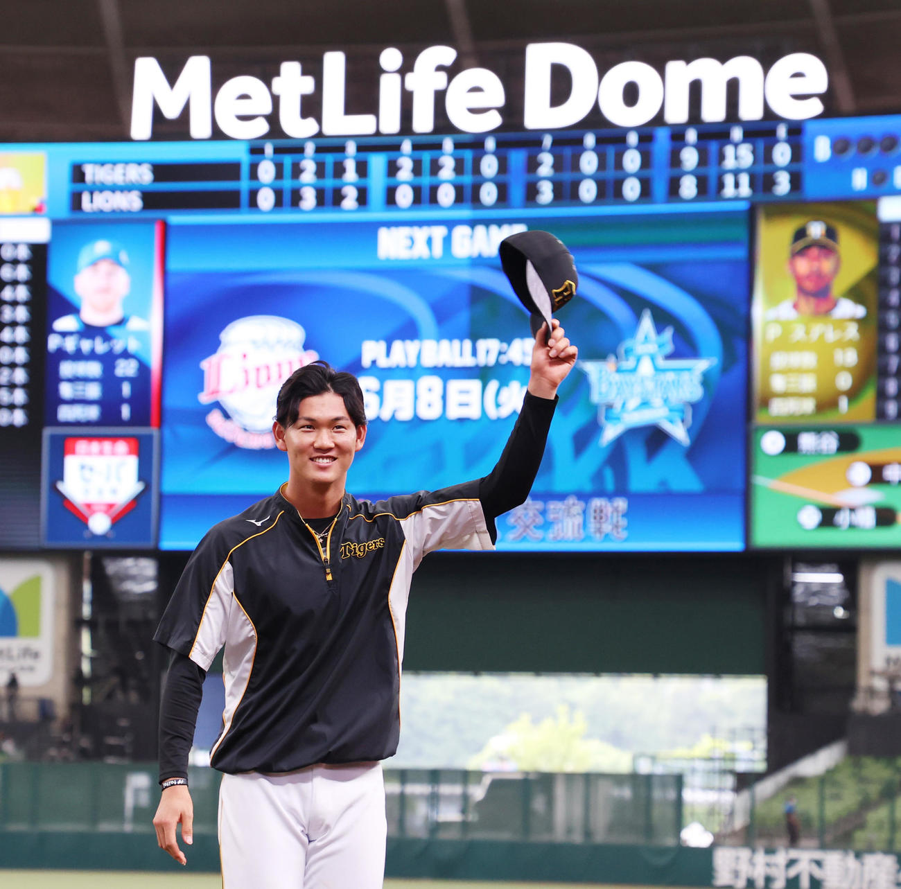 西武対阪神　プロ初勝利を挙げ、笑顔でファンに手を振る及川（撮影・清水貴仁）