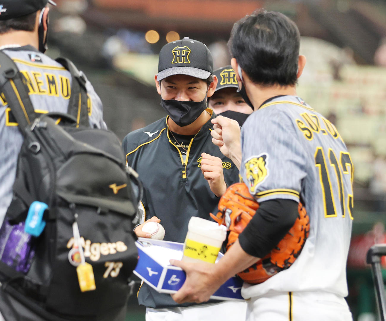 西武対阪神　リリーフ登板でプロ初勝利をあげウイニングボールを手に笑顔をみせる及川（中央）（撮影・清水貴仁）