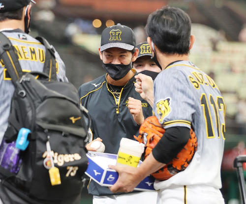 西武対阪神　リリーフ登板でプロ初勝利をあげウイニングボールを手に笑顔をみせる及川（中央）（撮影・清水貴仁）