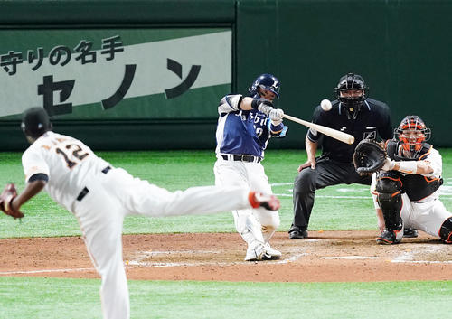 9回表西武2死、同点の本塁打を放つ森。投手デラロサ(撮影・菅敏)
