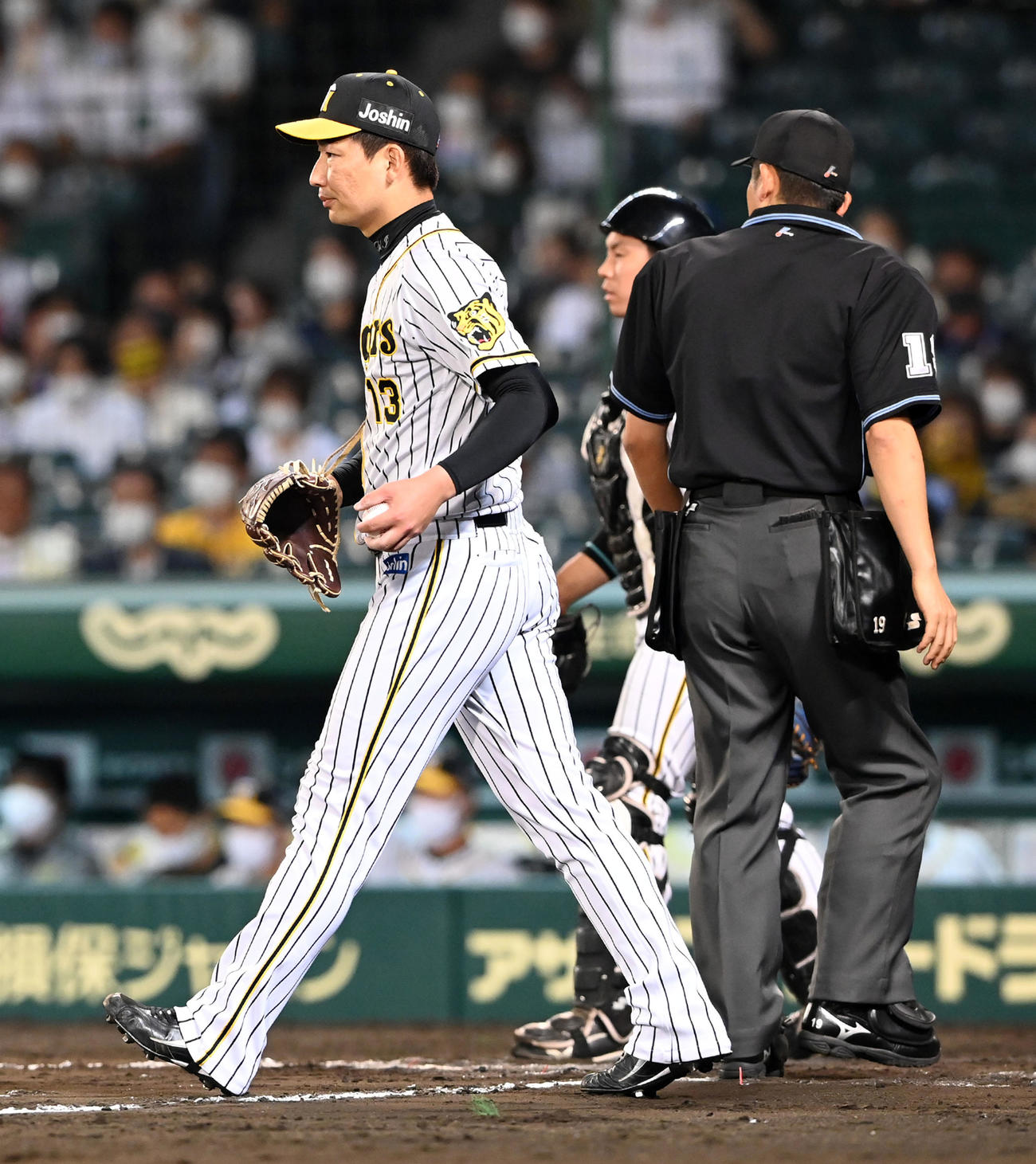 阪神対オリックス　8回表オリックス2死一、二塁、安達に中前適時打を打たれた岩崎（撮影・前岡正明）
