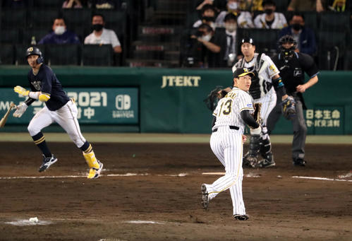 阪神対オリックス　8回表オリックス2死一、二塁、岩崎は安達に中前適時打を浴びる（撮影・加藤哉）