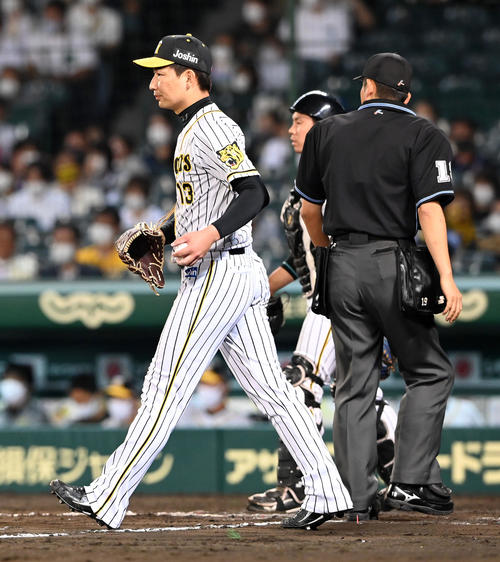阪神対オリックス　8回表オリックス2死一、二塁、安達に中前適時打を打たれた岩崎（撮影・前岡正明）