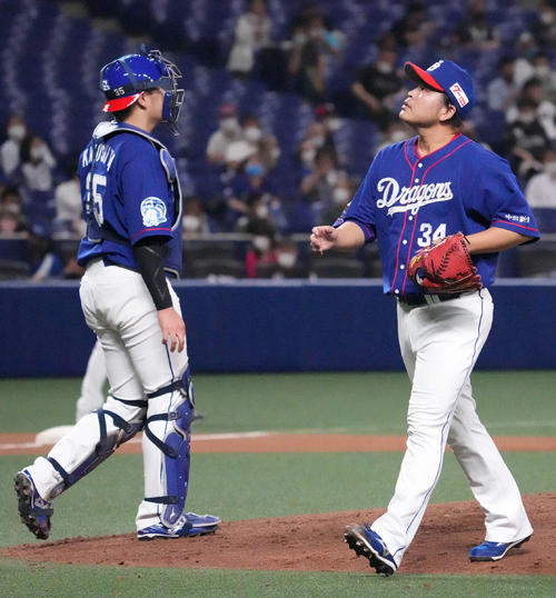 中日対ロッテ　7回表ロッテ2死一塁、降板する中日2番手の福（右）。捕手木下拓（撮影・森本幸一）