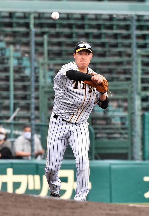 阪神対ソフトバンク　4回表ソフトバンク2死、三森の打球をさばくも一塁へ悪送球する大山（撮影・上田博志）