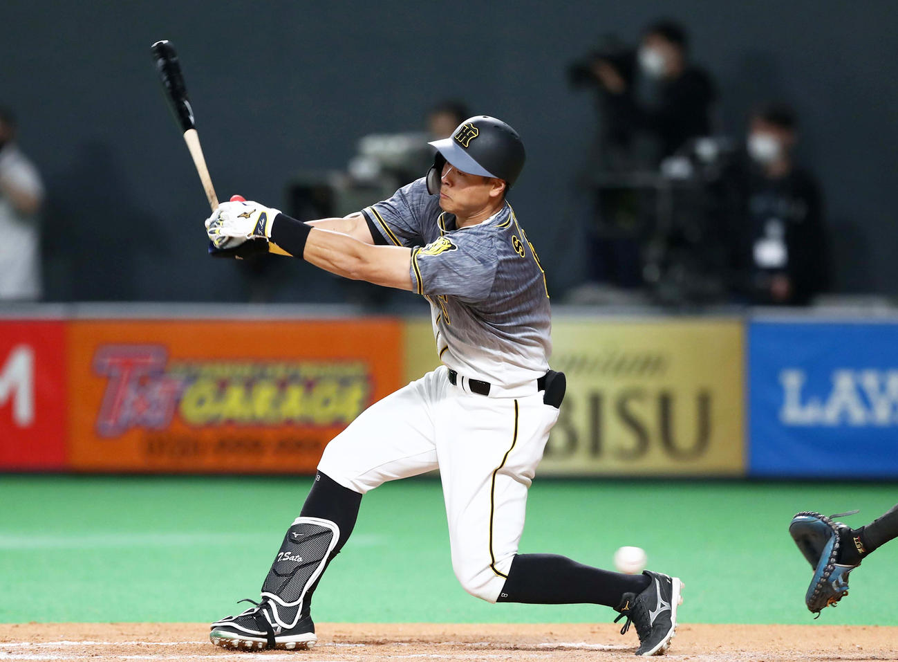 8回表阪神2死一、二塁、三振に終わる佐藤輝（撮影・黒川智章）