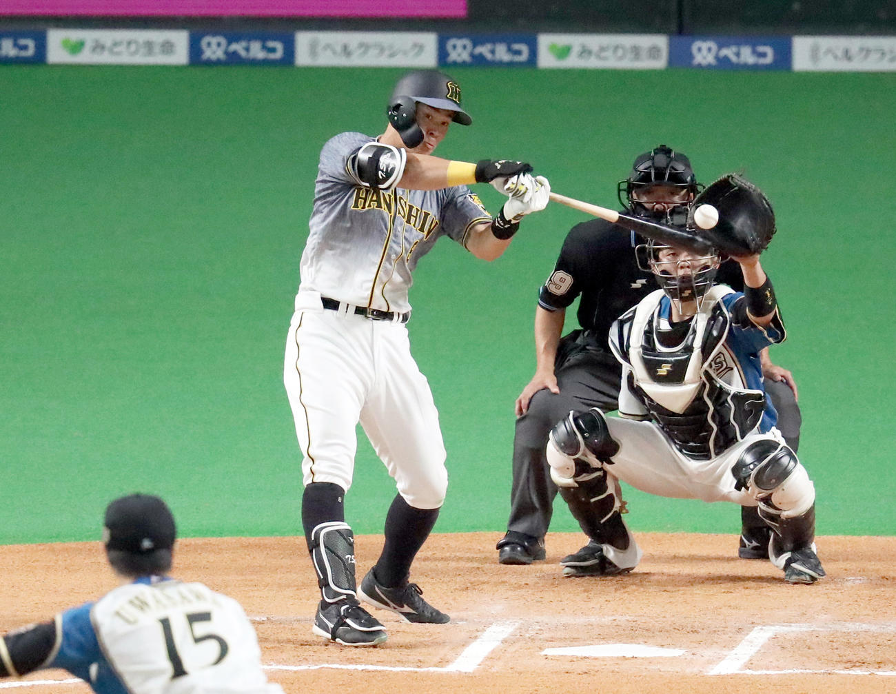 6回表阪神1死、佐藤輝はアウトハイのボールに空振り三振（撮影・佐藤翔太）