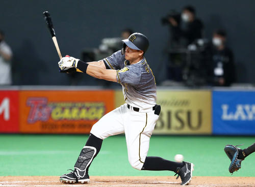 8回表阪神2死一、二塁、三振に終わる佐藤輝（撮影・黒川智章）