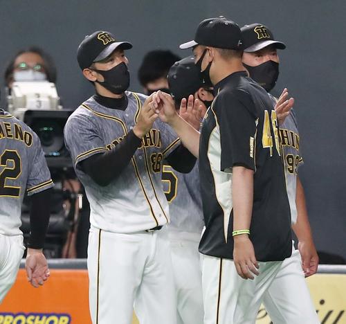 日本ハム対阪神　試合後、秋山を出迎える矢野監督（撮影・黒川智章）