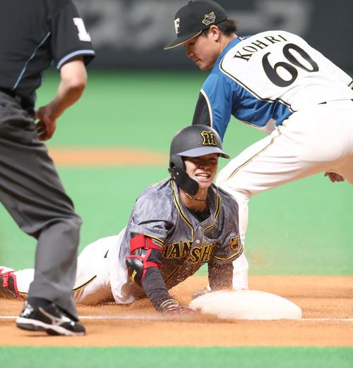日本ハム対阪神　4回表阪神無死、右翼線に三塁打を放つ中野（撮影・黒川智章）
