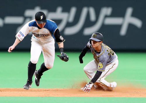 日本ハム対阪神　5回表阪神1死一塁、一塁走者中野は打者マルテのとき二塁盗塁を決める。野手は渡辺（撮影・加藤哉）