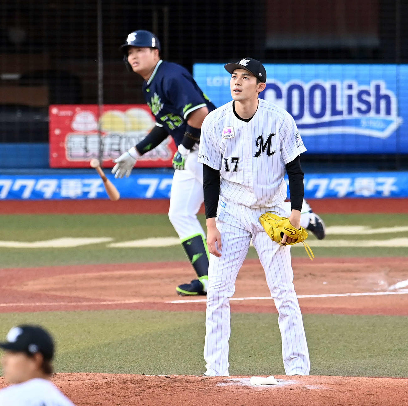 ロッテ対ヤクルト　2回表ヤクルト無死、村上（後方）にソロ本塁打を浴びる佐々木朗（撮影・たえ見朱実）