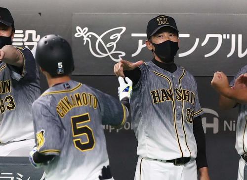 日本ハム対阪神　7回表、本塁打を放った近本を出迎える矢野監督（撮影・黒川智章）