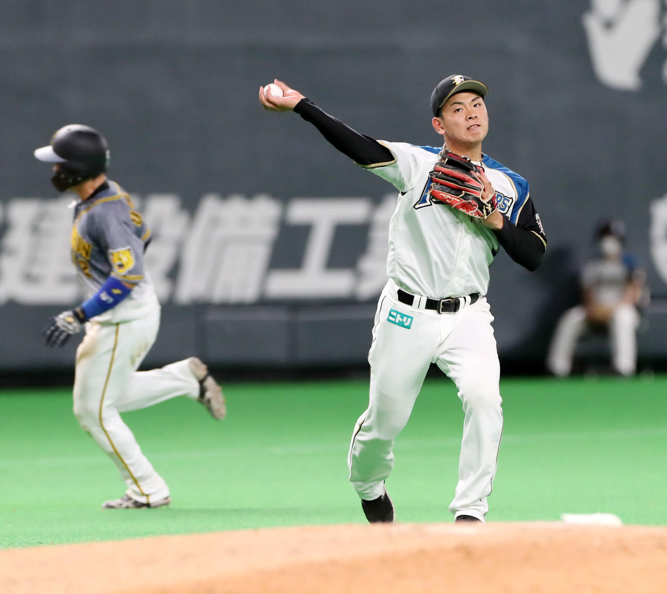 日本ハム対阪神　9回表阪神2死二塁、野村は中野の打球を一塁へ悪送球し失点となる（撮影・加藤哉）