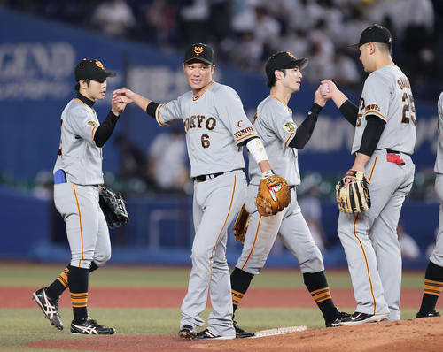 ロッテ対巨人　勝利しタッチを交わす巨人坂本（中央左）らナイン（撮影・足立雅史）