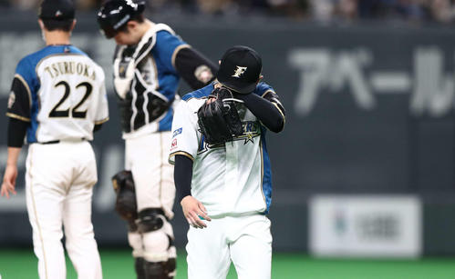 日本ハム対DeNA 5回途中降板する金子（撮影・黒川智章）