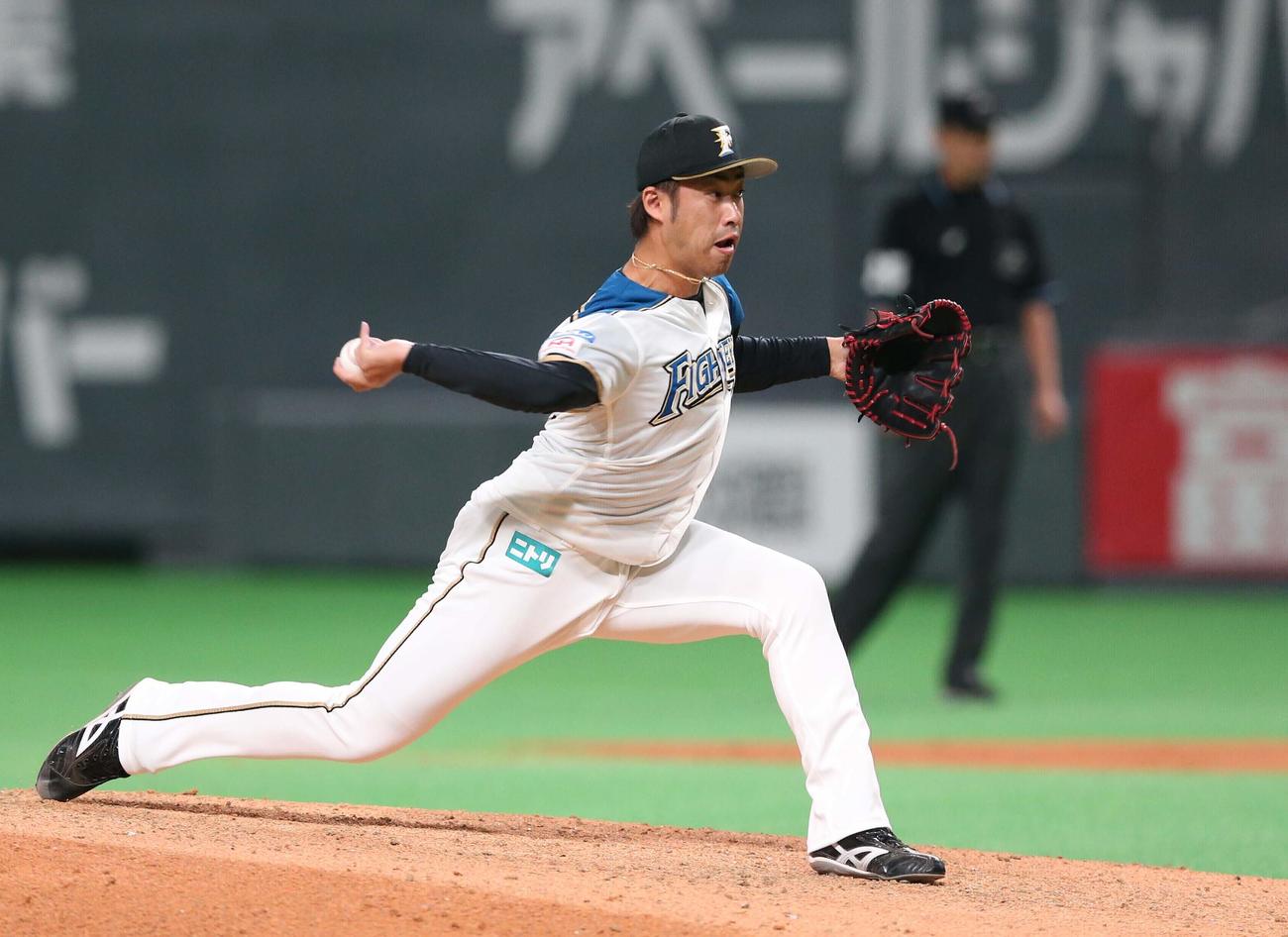 7回に登板の秋吉亮（撮影・黒川智章）