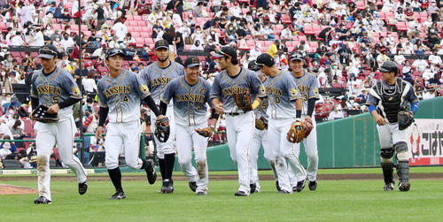 楽天対阪神　楽天に3連勝し笑顔でベンチへ引き揚げる阪神ナイン（2021年6月13日撮影）