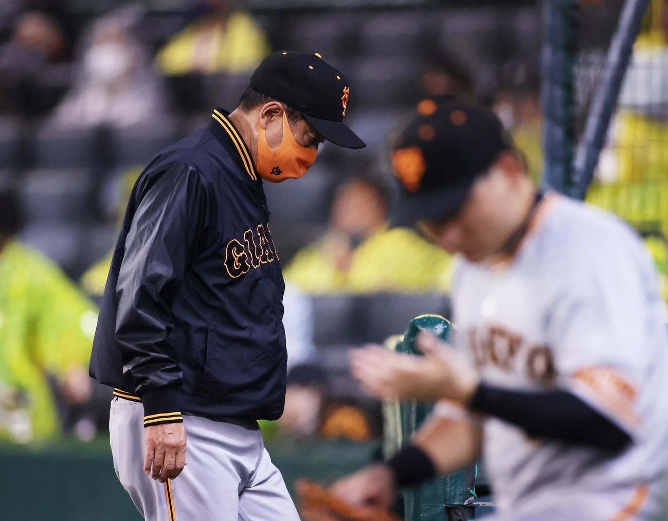 阪神対巨人　交代を告げ、厳しい表情でベンチに戻る巨人原監督（撮影・足立雅史）
