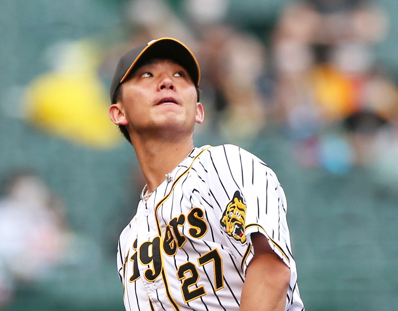 4回表巨人2死、伊藤将司は大城の本塁打の打球を見上げる（撮影・上山淳一）