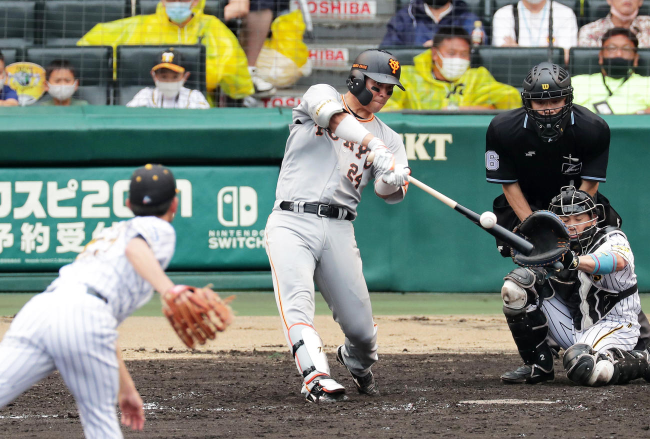 4回表巨人2死、右中間へ勝ち越し本塁打を放つ大城。投手伊藤将司（撮影・前田充）