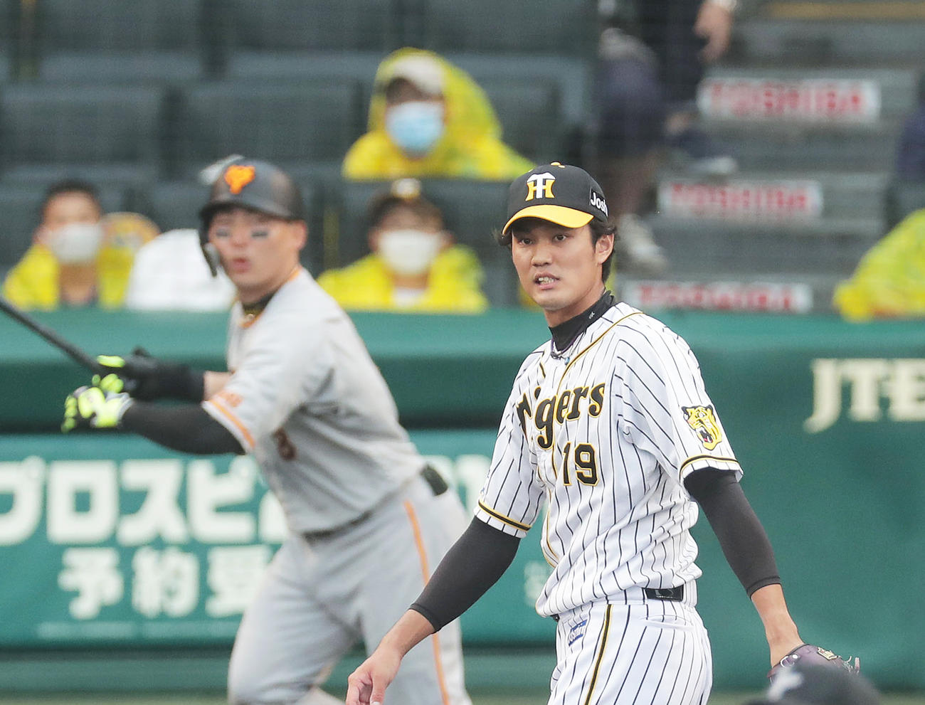 8回表巨人1死一塁、丸に中越え2点本塁打を浴びる藤浪（撮影・前田充）