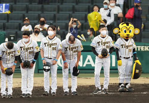 巨人に敗れ厳しい表情であいさつする阪神矢野監督（右端）ら（撮影・前田充）