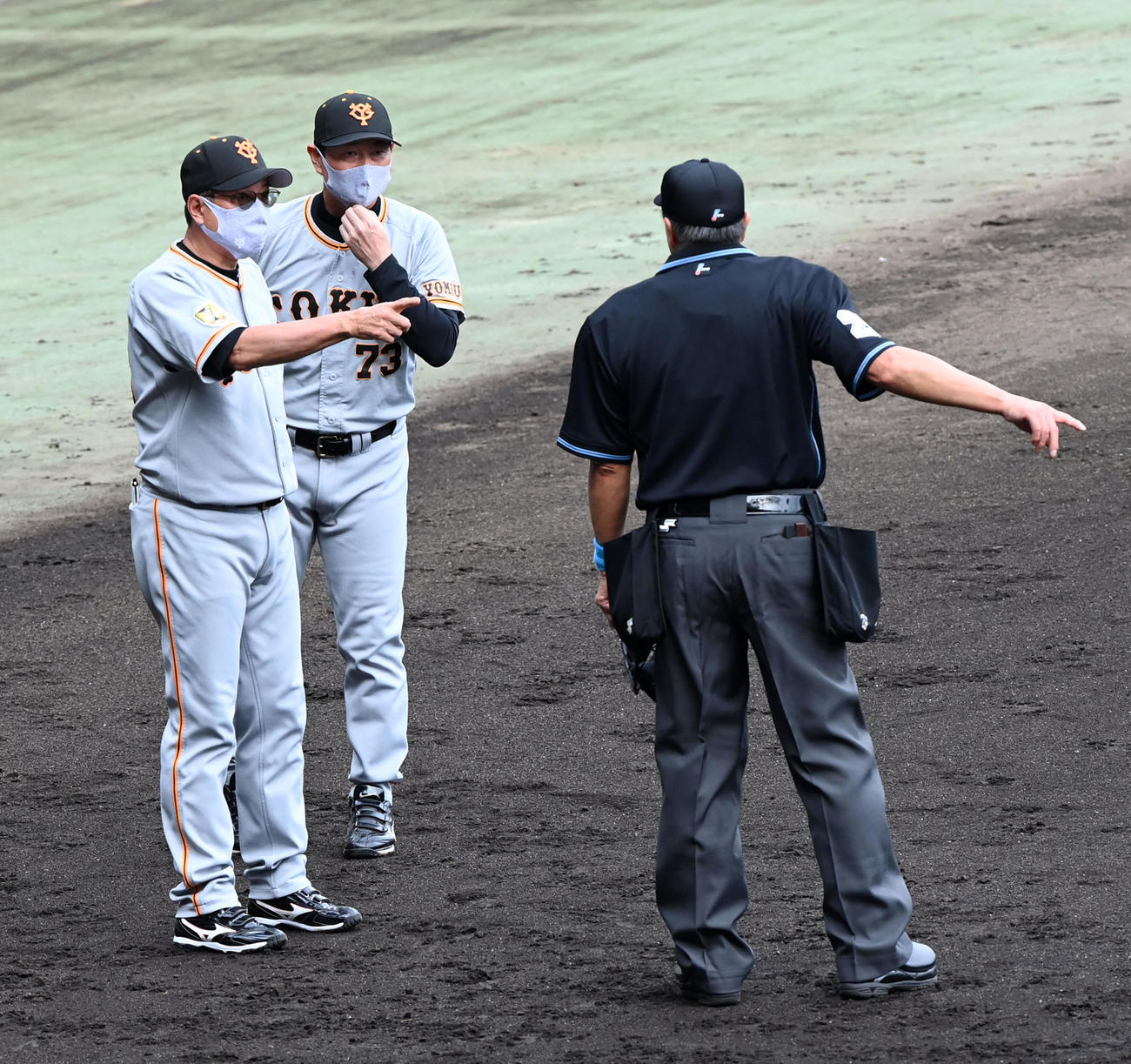 阪神対巨人　7回裏阪神2死二、三塁、主審に交代を確認する巨人原監督（左）と桑田コーチ（撮影・前岡正明）