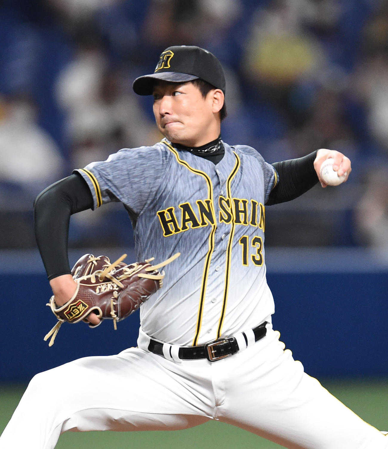 中日対阪神　8回裏、阪神2番手で登板する岩崎（撮影・森本幸一）