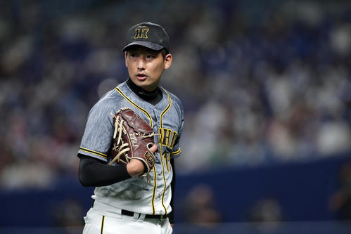 中日対阪神　8回裏の中日打線を抑え、表情を変えずにベンチへ戻る阪神岩崎（撮影・前田充）